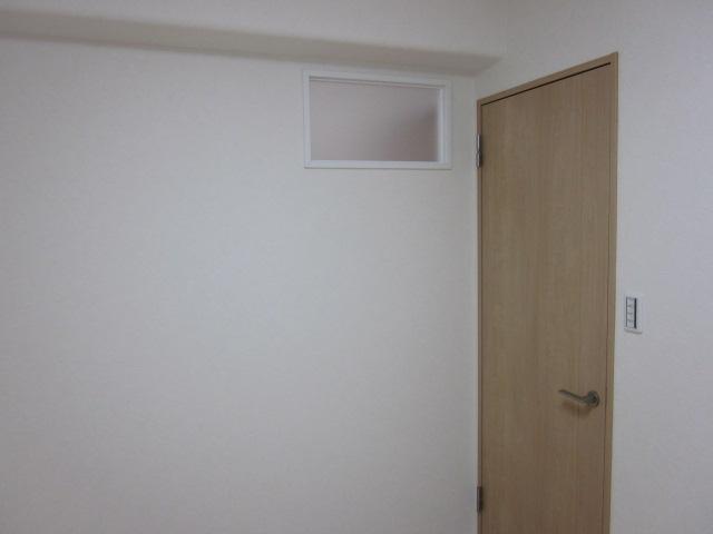 Non-living room. Western-style 4.5 Pledge. Since there is no window was installed a window of light taking.