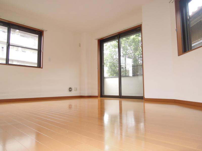 Living and room. It is a good hit yang