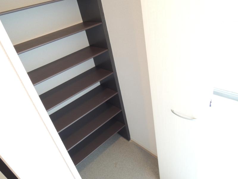 Entrance. Shoes BOX are just some of the facilities at your disposal in the entrance