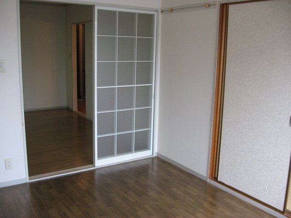 Living and room. Ventilation is also excellent in a bright room, even 1F