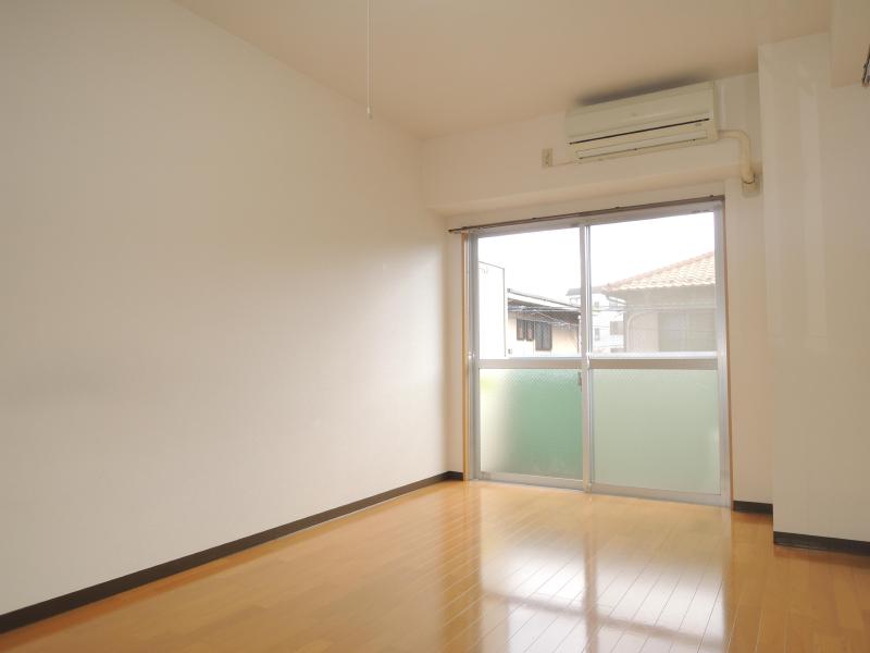 Living and room. 8.3 Pledge of Spacious Western-style