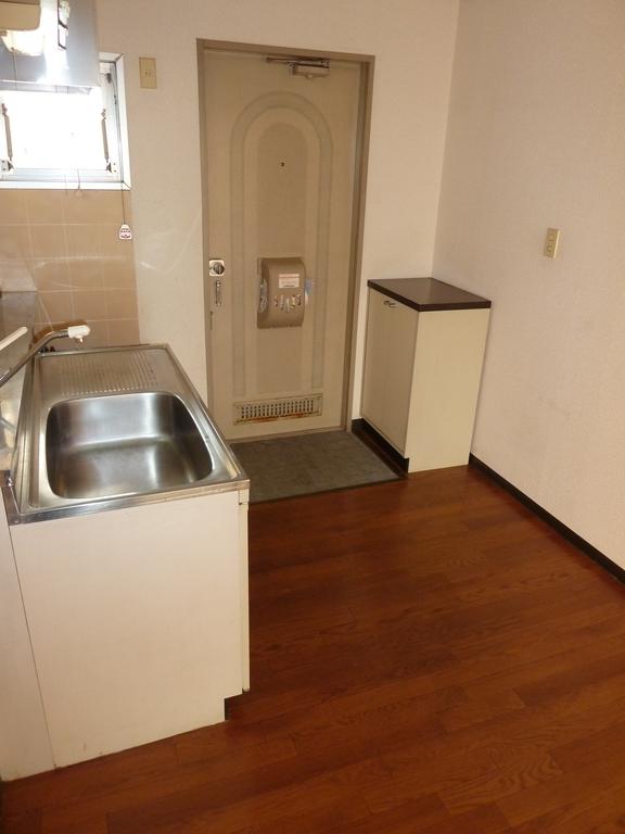 Entrance. It is convenient to put the accessories on top of the Kutsutana