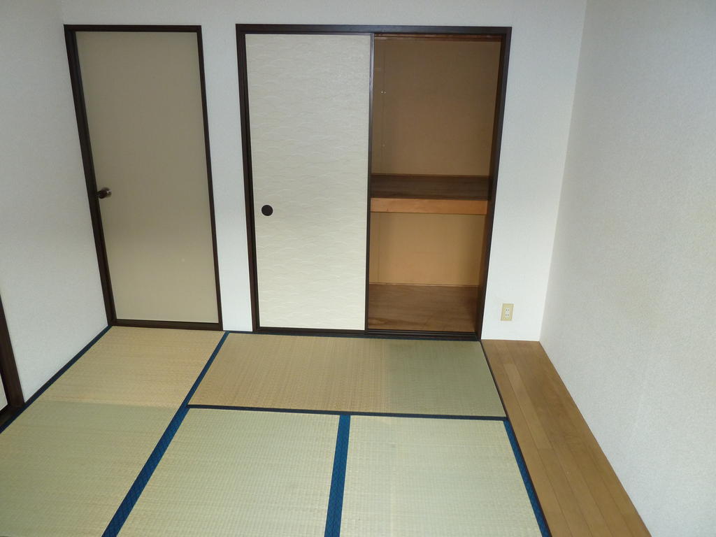 Receipt. There is also a closet in the Japanese-style room