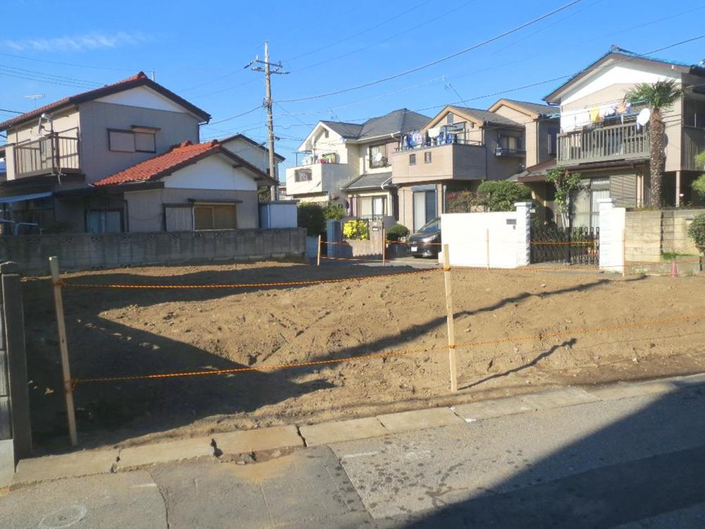 Local photos, including front road. Local (11 May 2013) Shooting