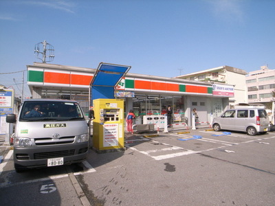 Convenience store. 300m until Thanksgiving (convenience store)