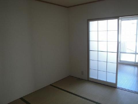 Living and room. With shutter also on the second floor