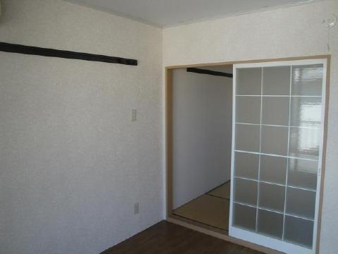 Living and room. There is also Flooring (^ - ^)