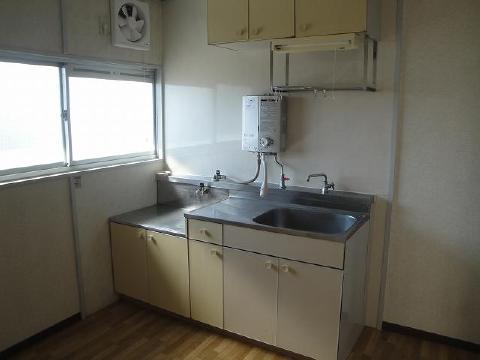 Kitchen. Two-burner stove can be installed