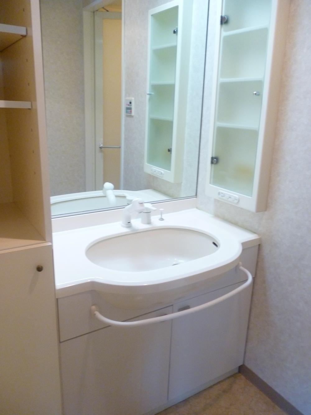 Wash basin, toilet