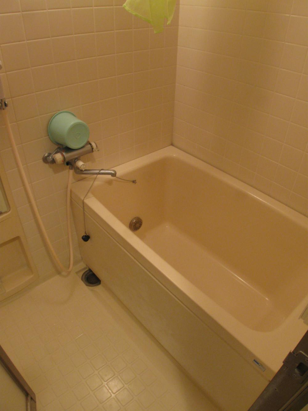 Bathroom. Indoor (12 May 2012) shooting Unit bus with a Reheating function is to clean your.