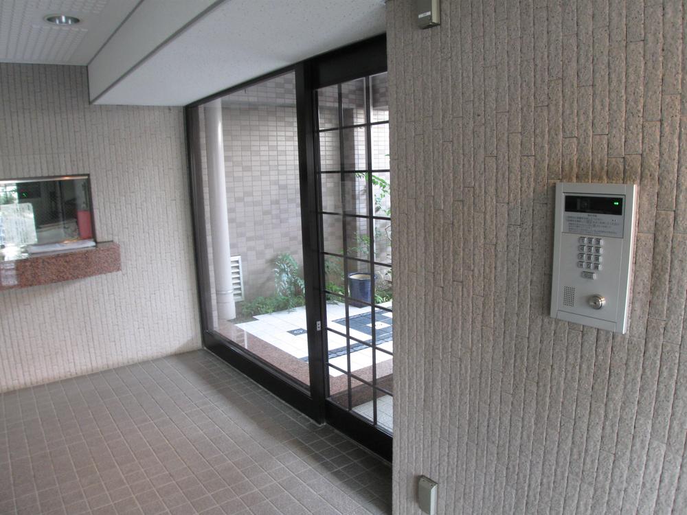 Entrance. This is an automatic lock internal entrance with a common area TV monitor. It is beautiful because the cleaning situation is good.
