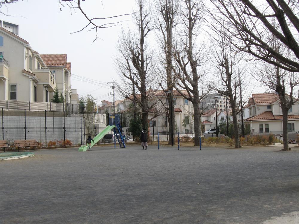 park. Is Maeharanishi 6-chome ginkgo park away from the apartment of about 240m. Is also safe for sports a child and overlooks the park.