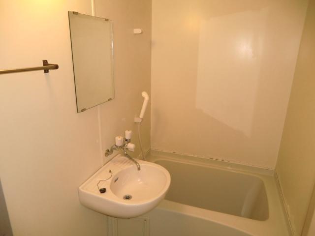 Bath. Please heal the fatigue of the day in the bath