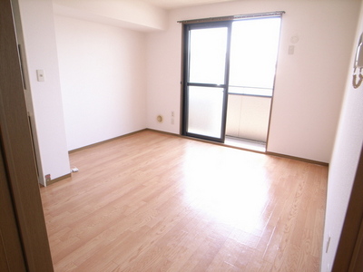 Living and room. Living is Dawn To 10 tatami rooms.