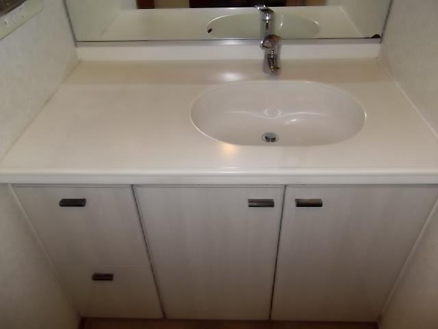 Wash basin, toilet. Indoor (11 May 2013) Shooting