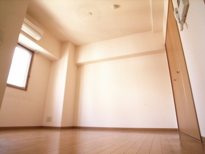 Living and room. I also rooms of popular women!