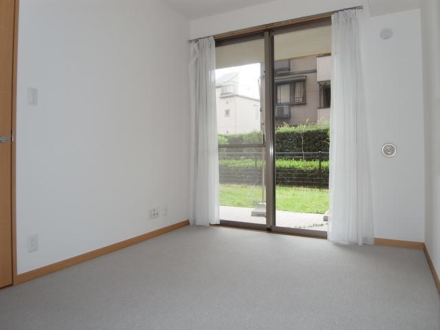 Other introspection. All room Cross re-covering, Western-style carpet replaced.