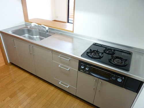 Kitchen. It is a three-burner stove in the kitchen