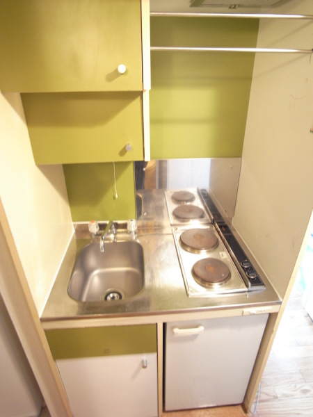 Kitchen. I is electric! 2 is a neck! Something handy!