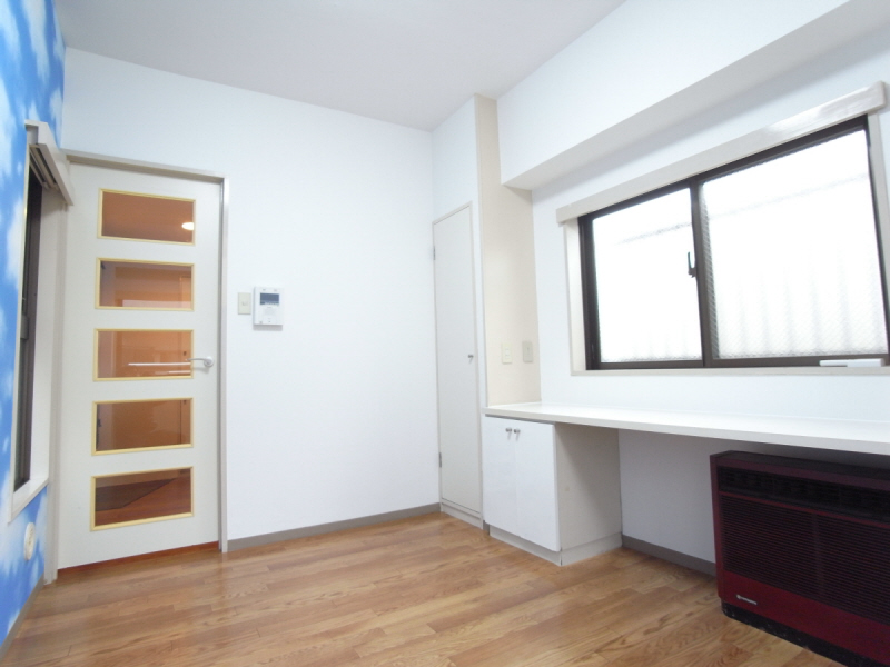 Living and room. Counter desk boasts!