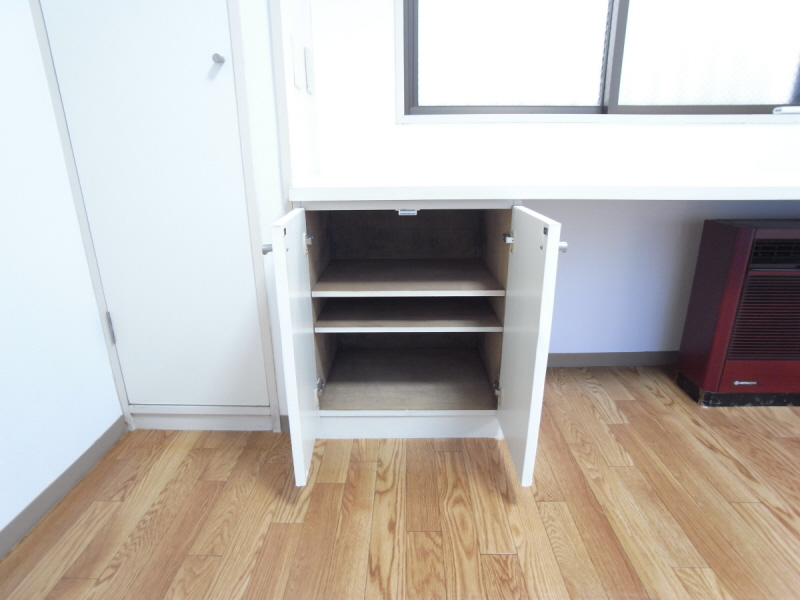 Receipt. Please the little glove compartment!