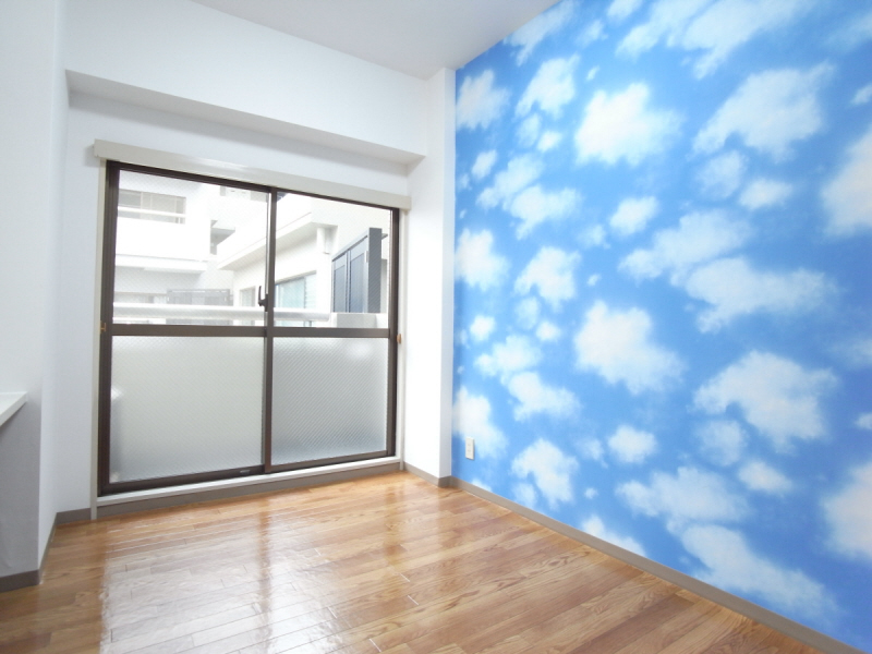 Living and room. There is a sky in what the room!