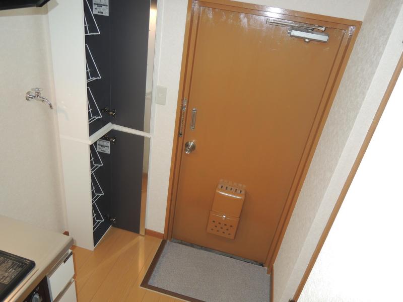 Entrance. Equipped with a shoe box in the foyer. 