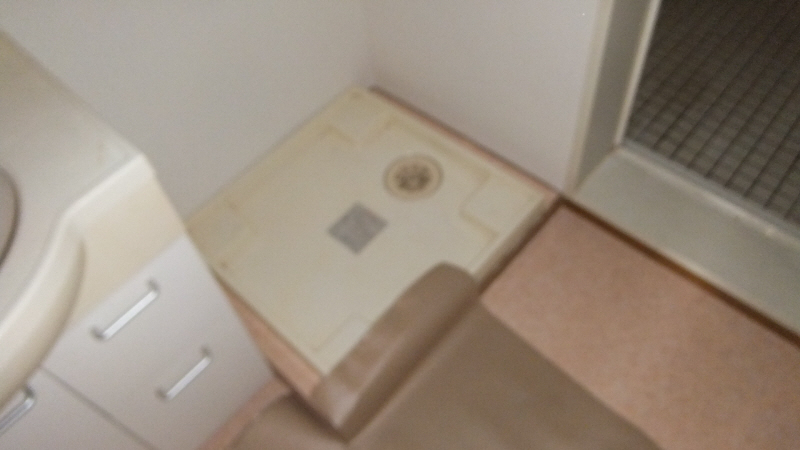 Washroom. There yard indoor washing machine in the washroom