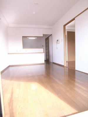 Living and room. Yang per-san's. Large living dining.