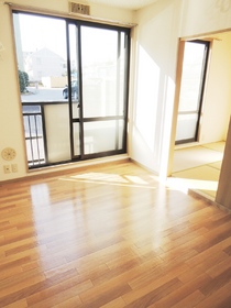 Living and room. ☆ Spacious, bright living room ☆