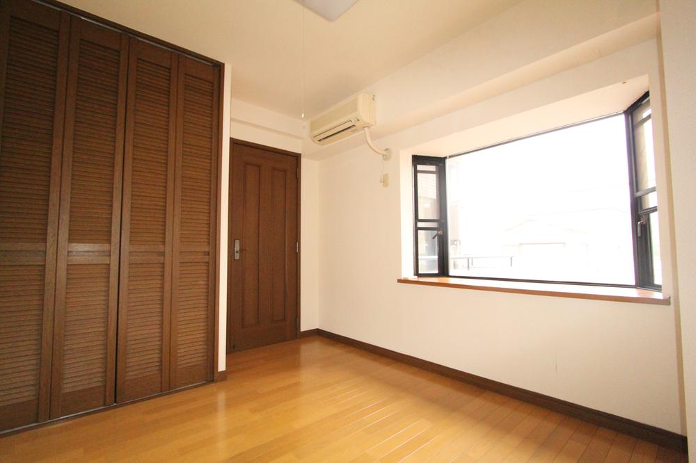 Non-living room. Western-style is a bay window ・ It is a ceiling height of the closet is glad (2013 November shooting)