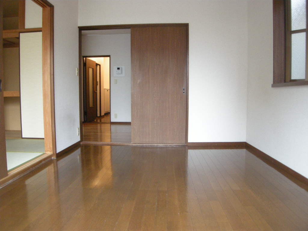 Living and room. Bright south-facing Western-style.