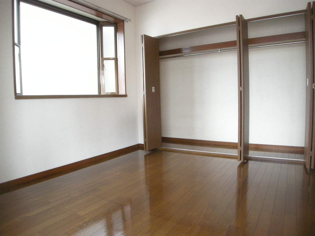 Living and room. Large closet is on the north side of the Western-style.