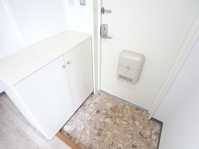 Entrance. Also equipped with shoe box. 