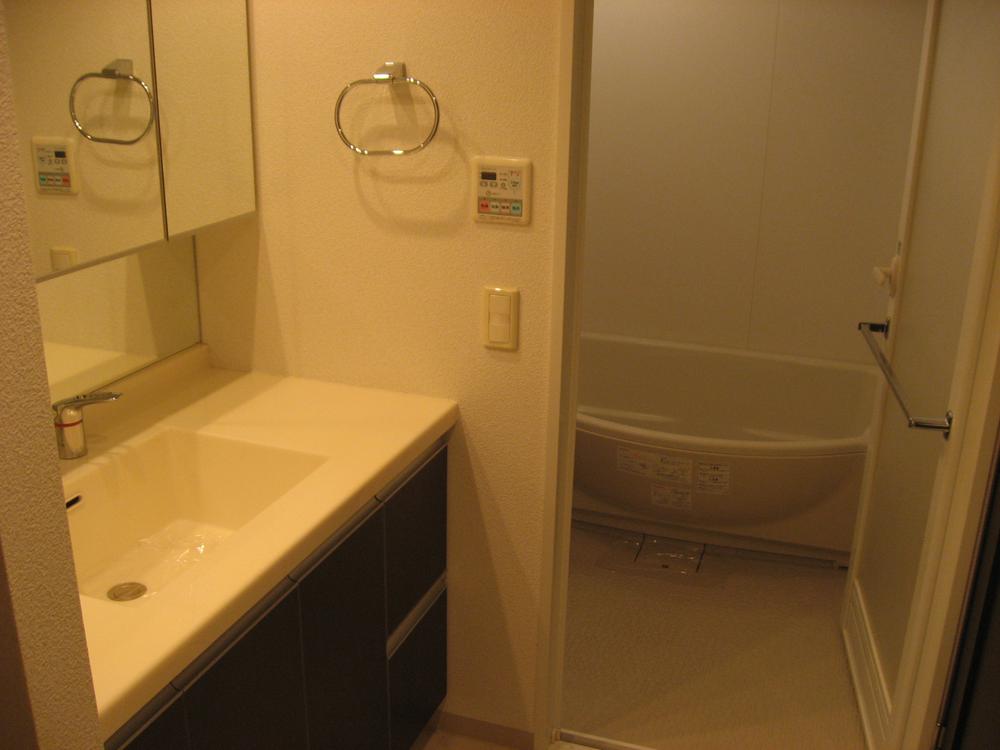 Wash basin, toilet. Washstand of modern color in a three-sided mirror with a storage capacity that is in the storage.