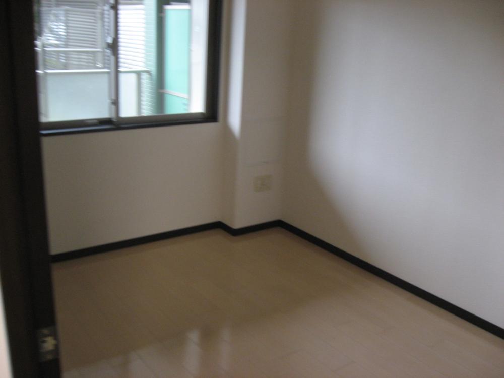 Non-living room. Sunny and facing the balcony. Living next to the easy-to-use Western-style.