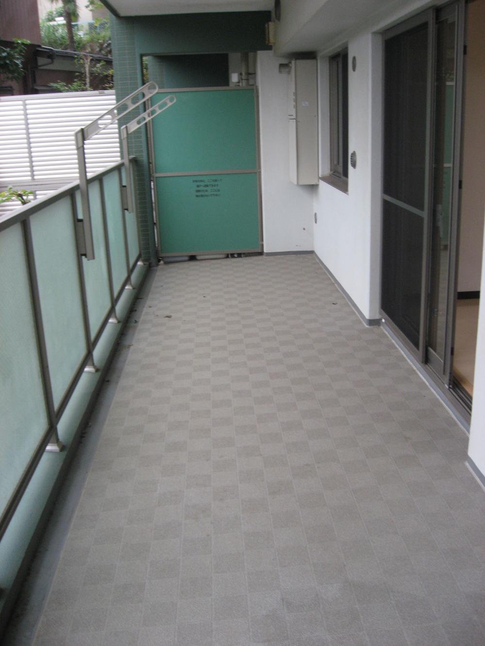 Balcony. Spacious balcony laundry a breeze Hoseru. Or on a clear day you like, such as afternoon tea?