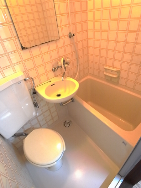 Bath. Effective use of space! 3-point unit bus