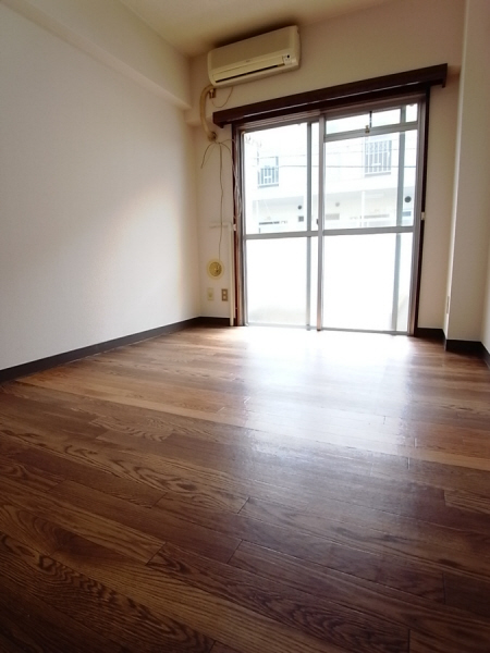 Living and room. "Seiyu" "ion" is there shopping is convenient! !