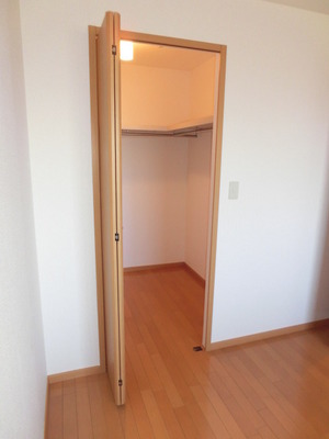 Receipt. Spacious walk-in closet