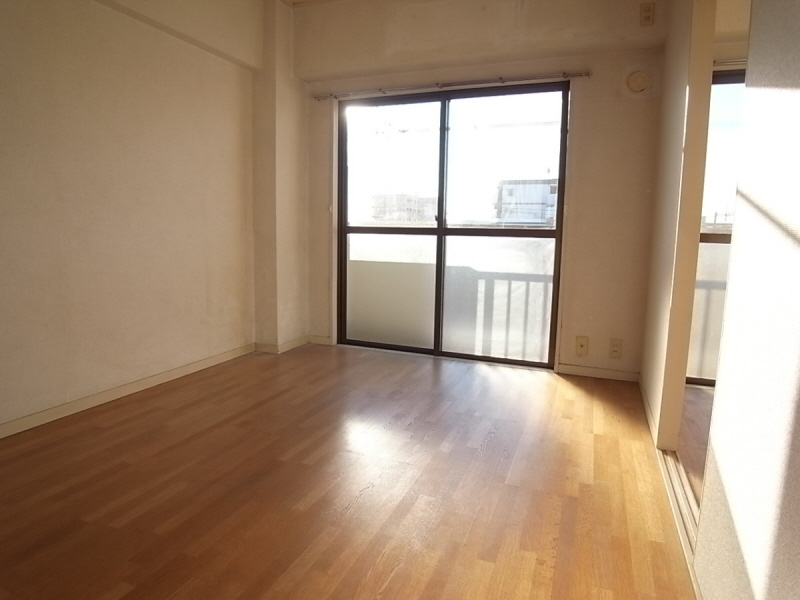 Living and room. It is very pleasant environment in a quiet residential area ☆