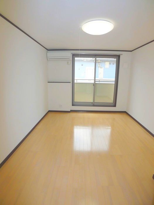 Living and room.  ☆ Able If brokerage commissions 0.525-month ☆