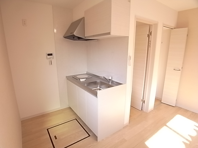 Kitchen. Kitchen there is a cutting board space. Under-floor storage rooms.