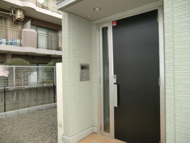 Other. No fool, Entrance is auto-lock equipped