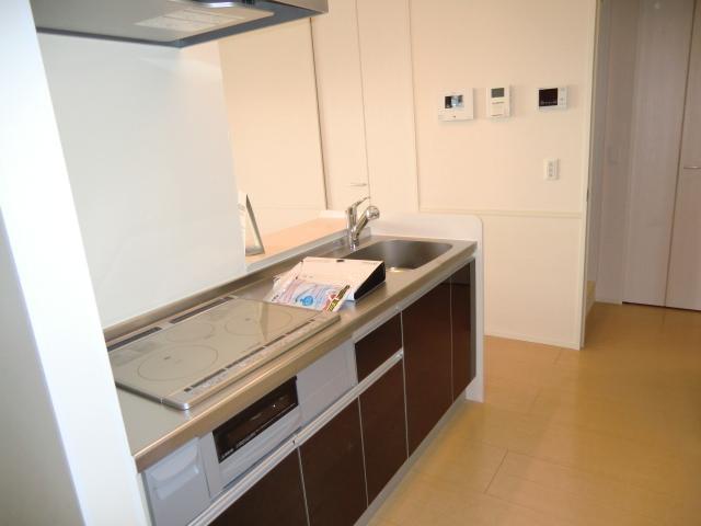 Kitchen. Sale par-wide sink looks high point