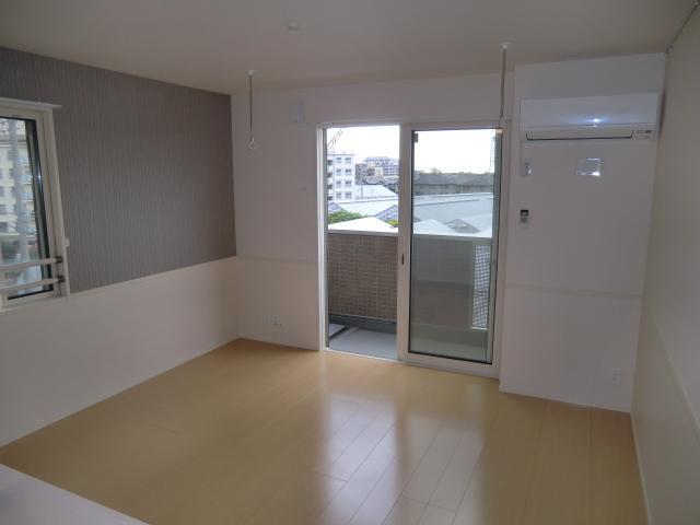 Other room space. Is a living to be able to spend comfortably even two people