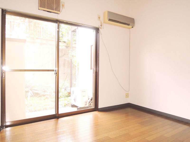 Living and room. Air-conditioned single rooms is natural!