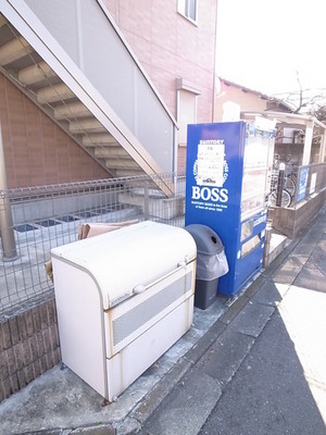 Other common areas. Glad site no trash Storage ☆