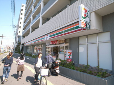 Convenience store. 871m to Seven-Eleven (convenience store)