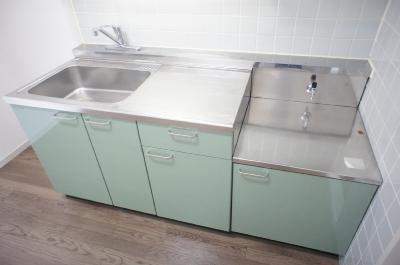 Kitchen. 2-neck Spacious clean kitchen stove installation Allowed.